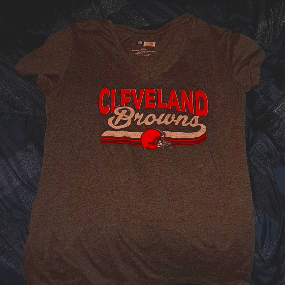 Womens Medium V-Neck Cleveland Browns Tee-New w/o tags